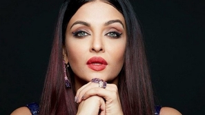 أيشواريا راي باتشان أنيقة بوليود..