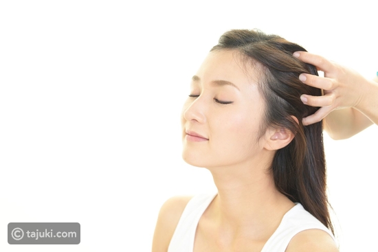 تدليك فروة الرأس بأكثر الطرق فعالية تاجك