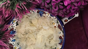 فوائد عشبة الكثيرة للشعر